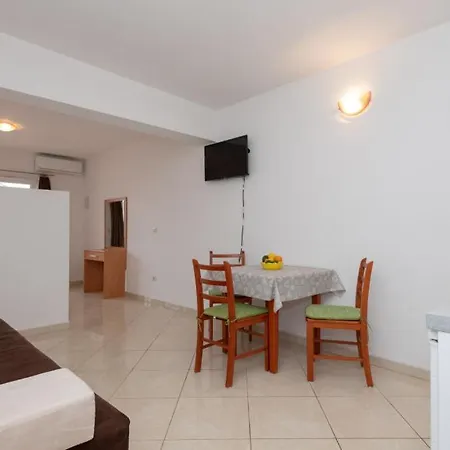 Apartment Erstic 2 - By Guide Baska Voda